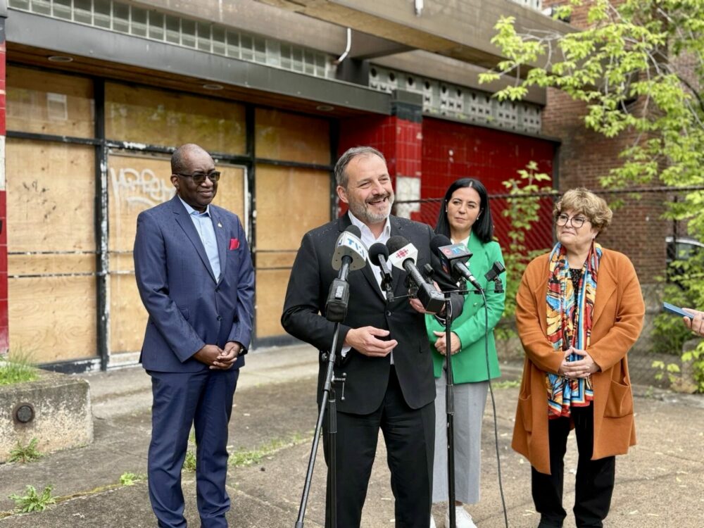 Soraya Martinez Ferrada présente Sylvain Gariépy à la mairie de Villeray–Saint-Michel–Parc-Extension